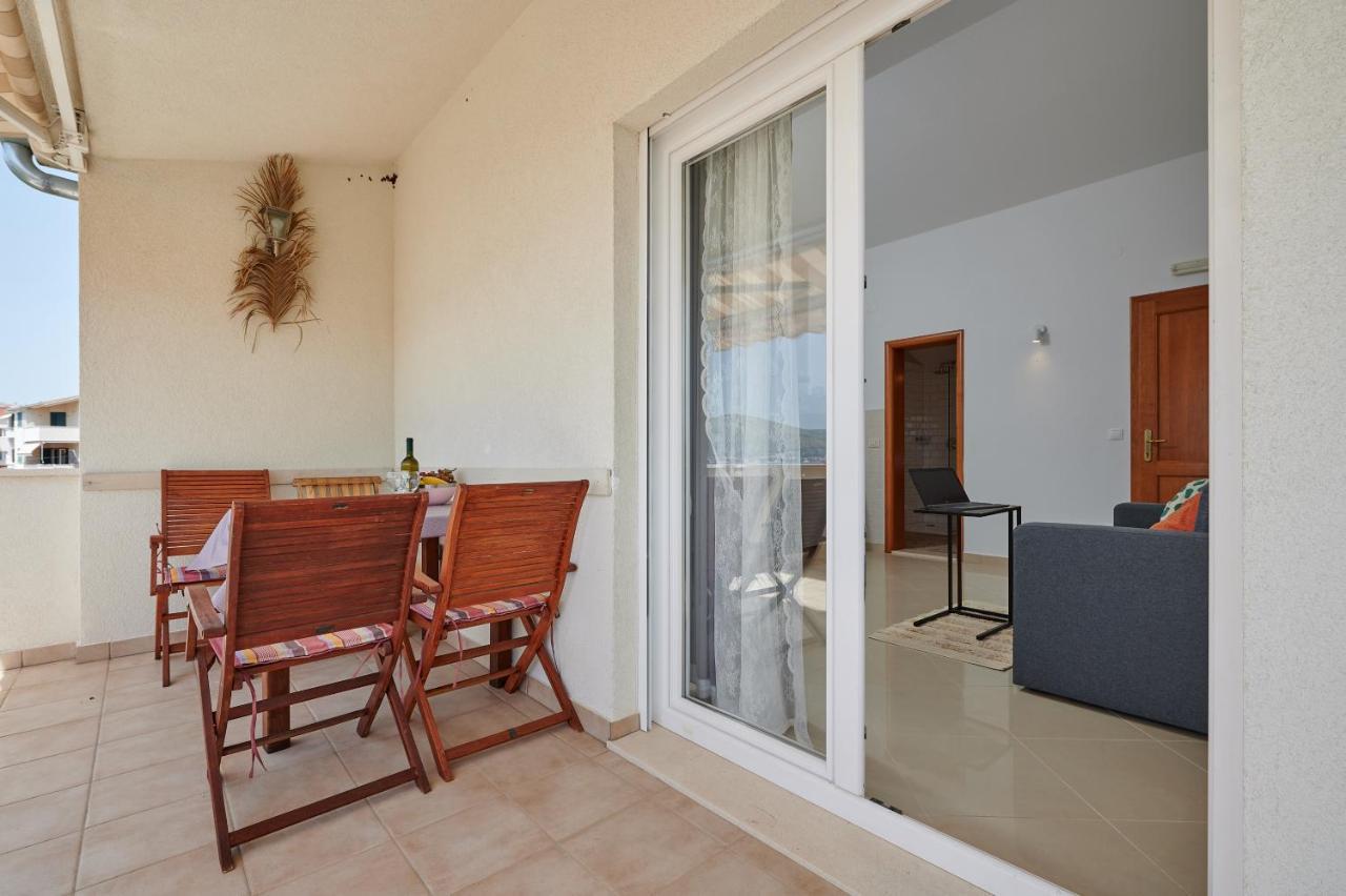 T&T Sea View Apartments Trogir Luaran gambar